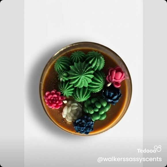 Ambered Vanilla Candle - Picture 2 of 3